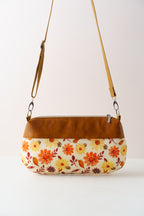 Crossbody Bag und Schultertasche mit Blumenmuster in Braun