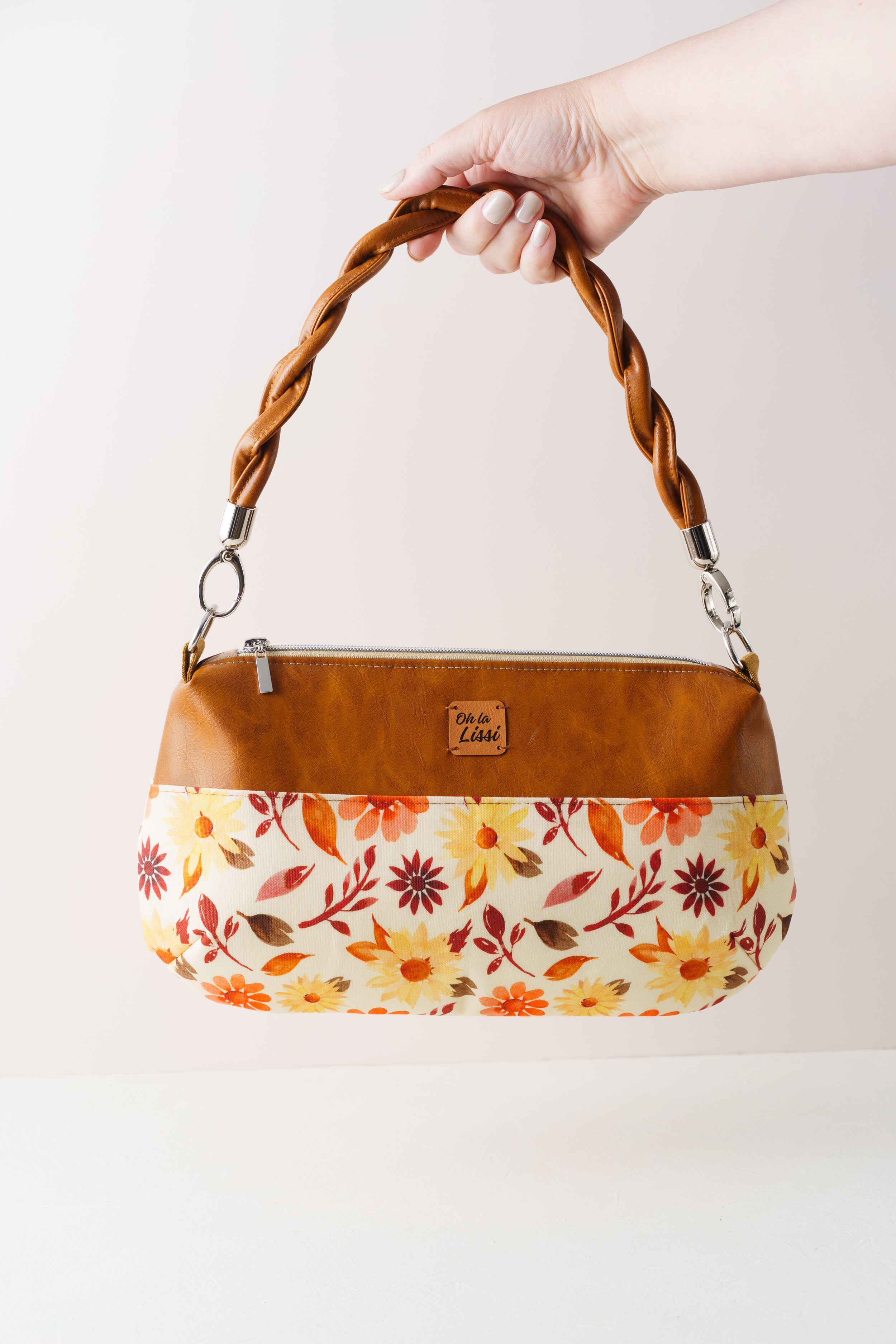 Crossbody Bag und Schultertasche mit Blumenmuster in Braun