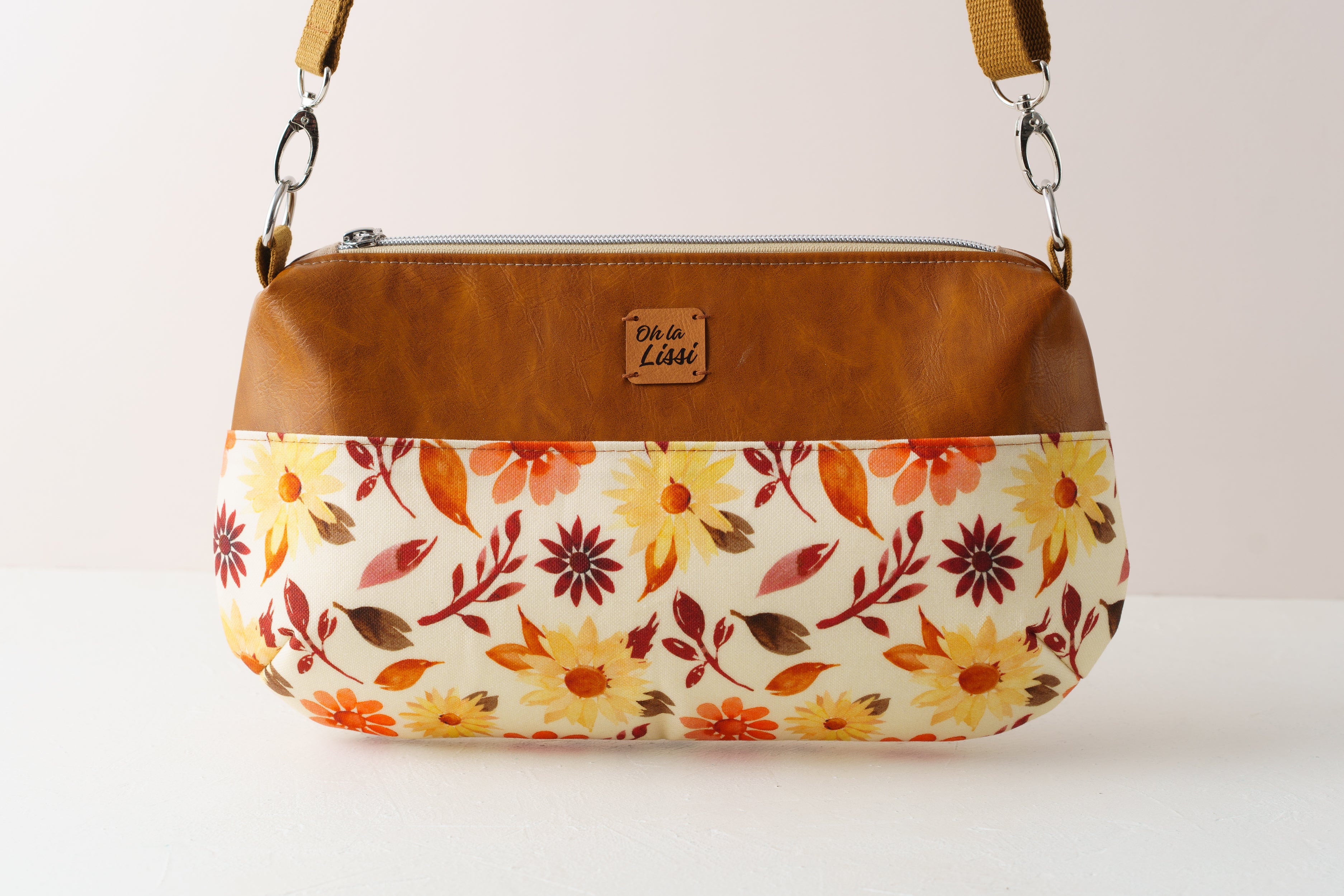 Crossbody Bag und Schultertasche mit Blumenmuster in Braun