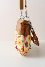 Crossbody Bag und Schultertasche mit Blumenmuster in Braun