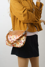 Crossbody Bag und Schultertasche mit Blumenmuster in Braun