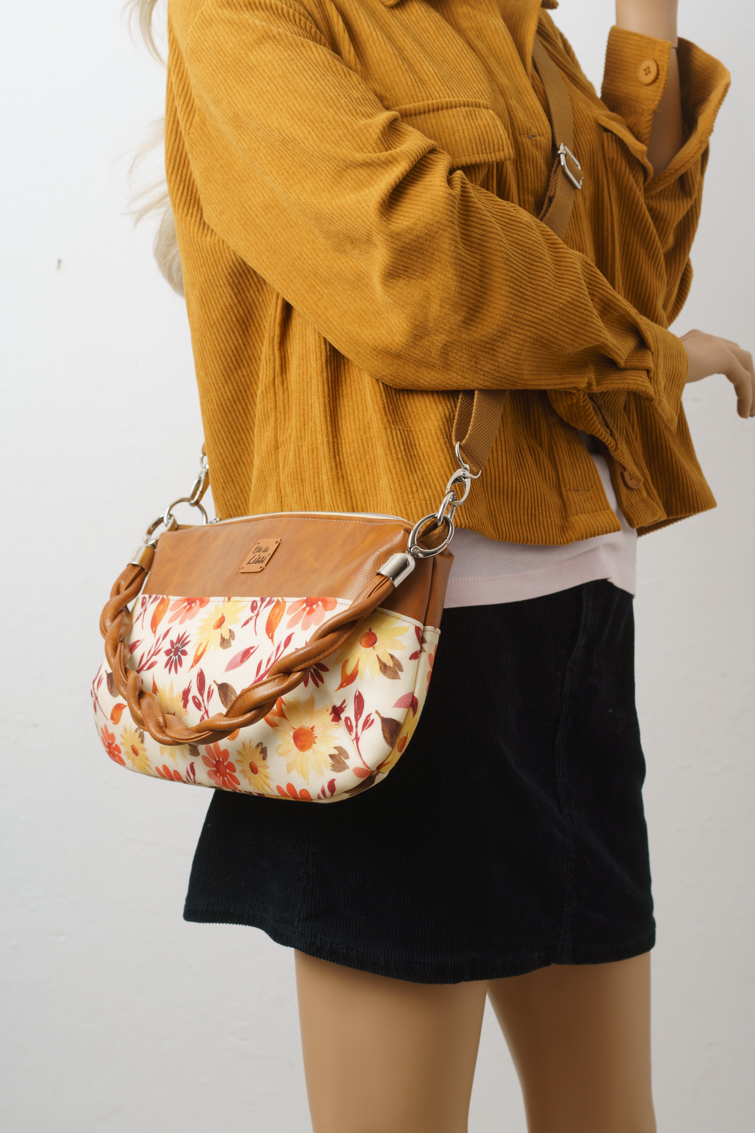 Crossbody Bag und Schultertasche mit Blumenmuster in Braun