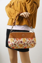 Crossbody Bag und Schultertasche mit Blumenmuster in Braun