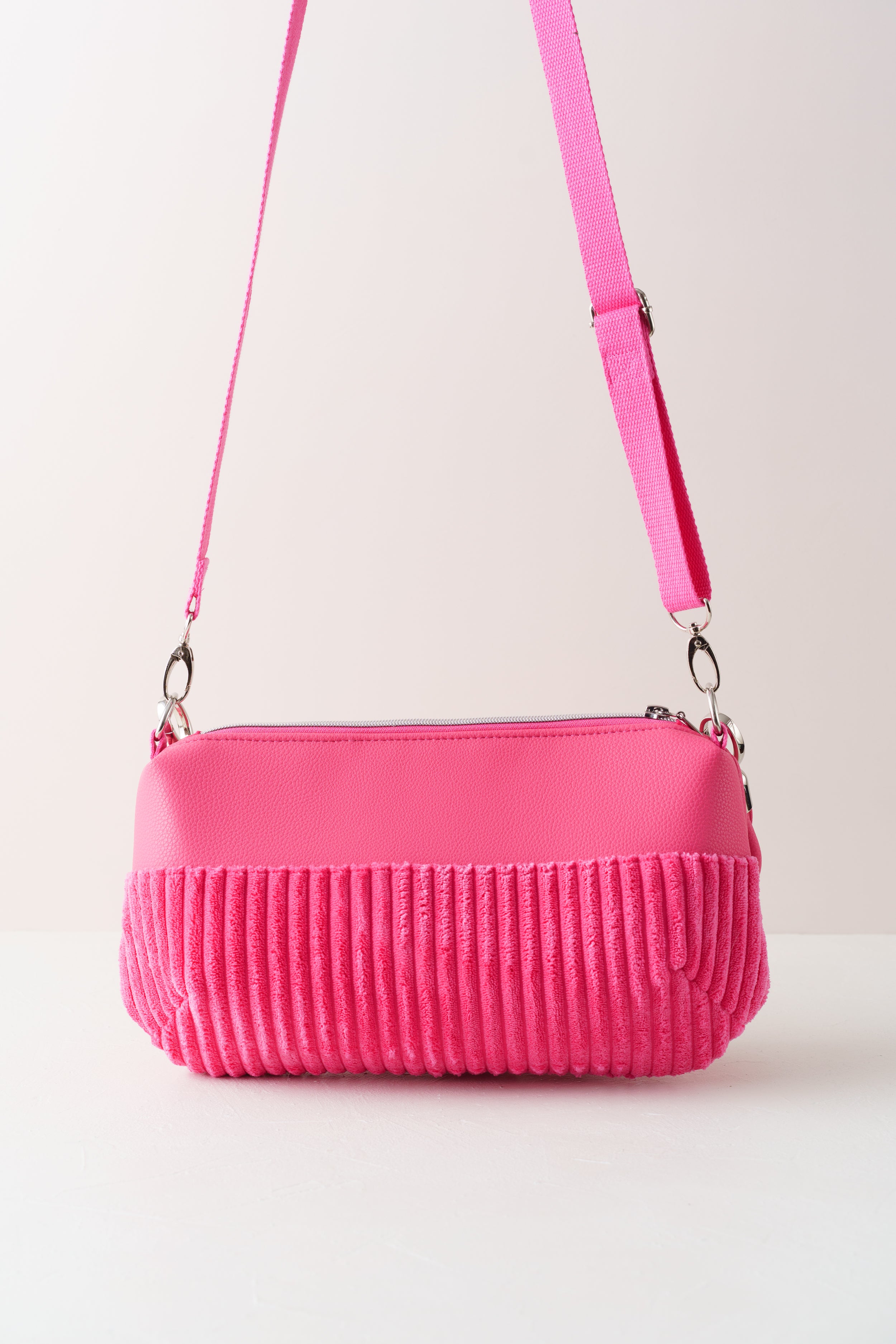 Pinkfarbene Crossbody Bag, Schultertasche und Handtasche aus Cord