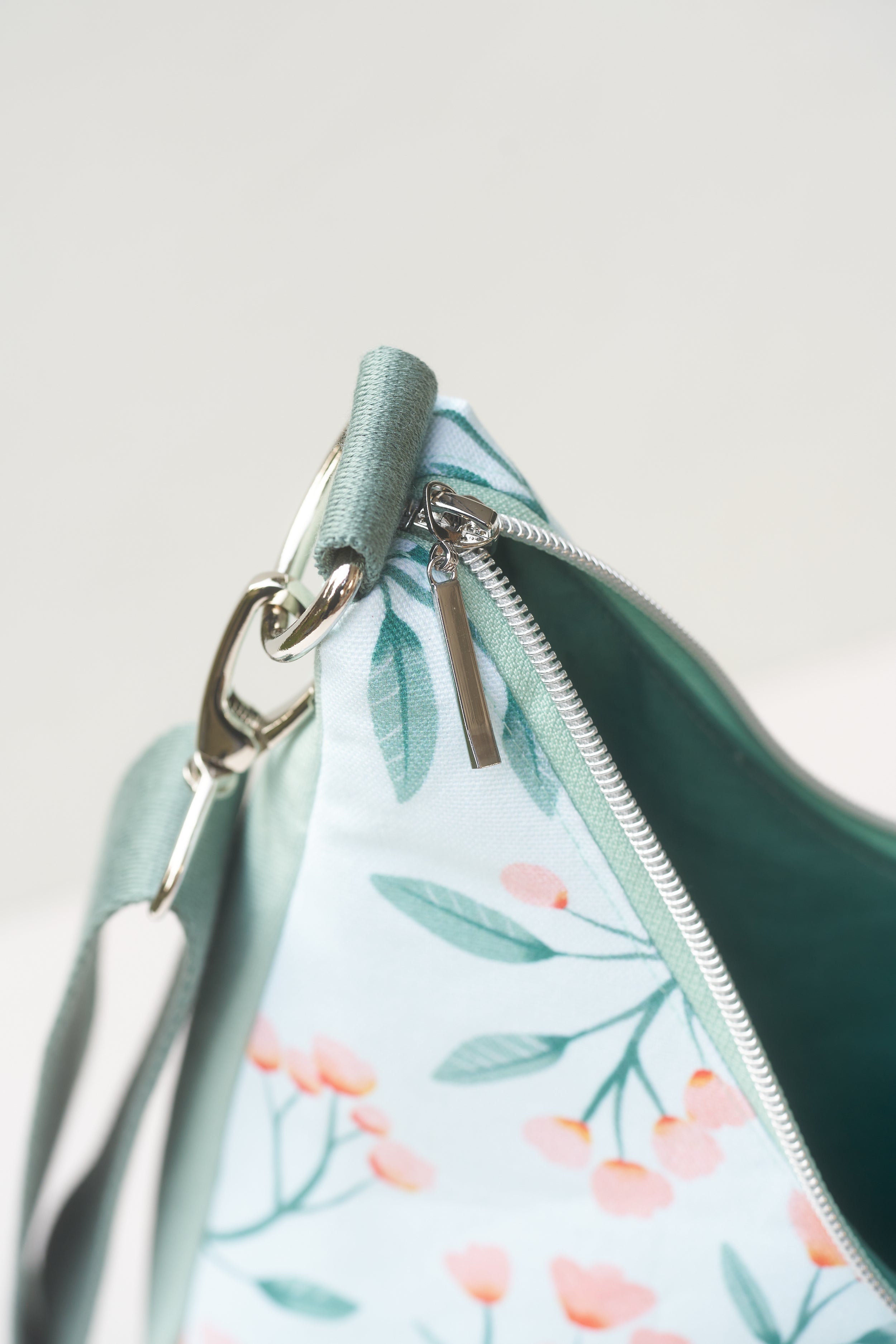 Umhängetasche Damen türkis rosa Blumen Crossbody Bag mit Reißverschluss Stofftasche mit Innenfach detail