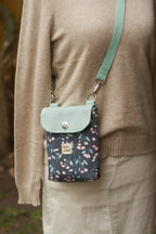 Handytasche kleine Umhängetasche Mint florales Design tragebild