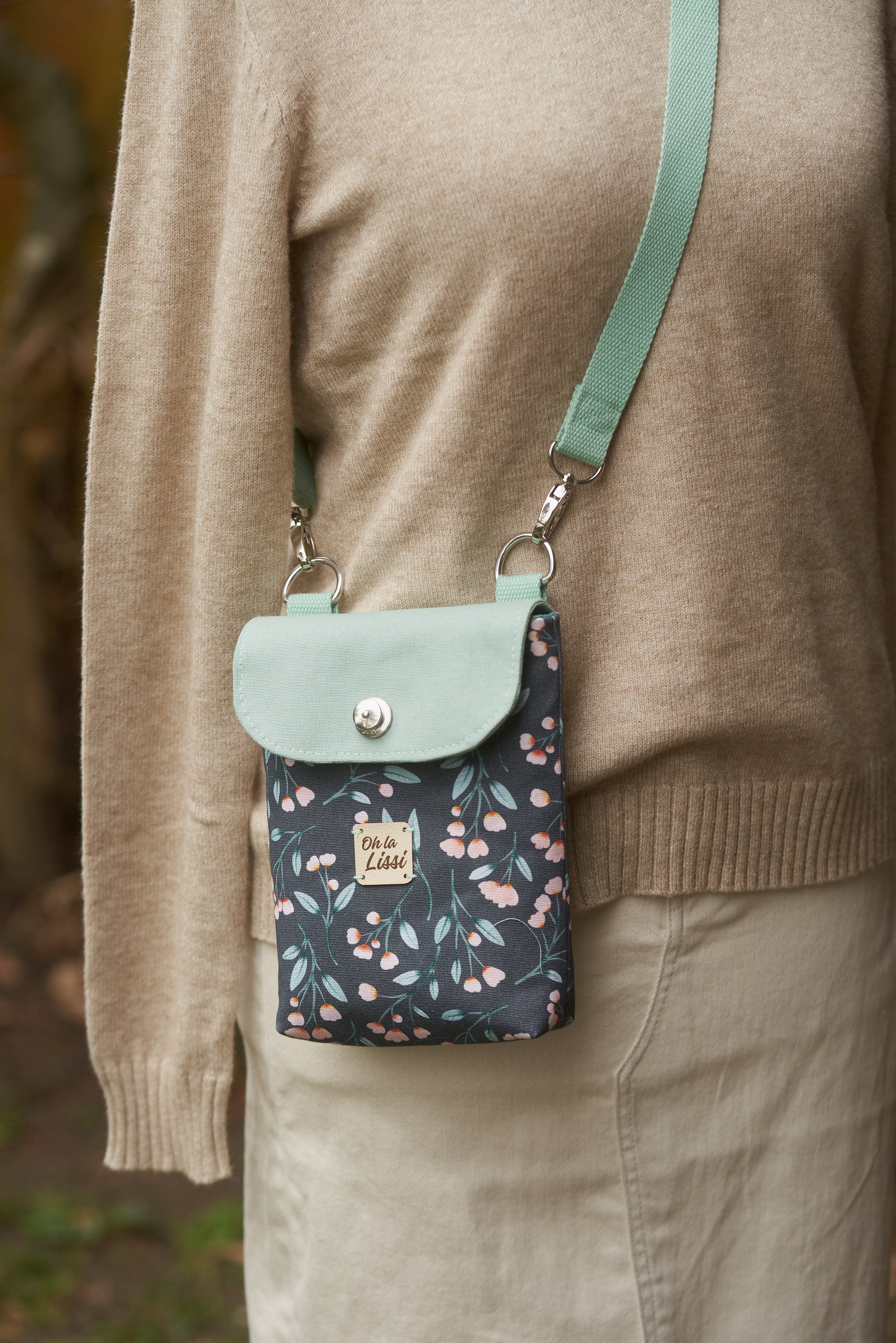 Handytasche kleine Umhängetasche Mint florales Design tragebild