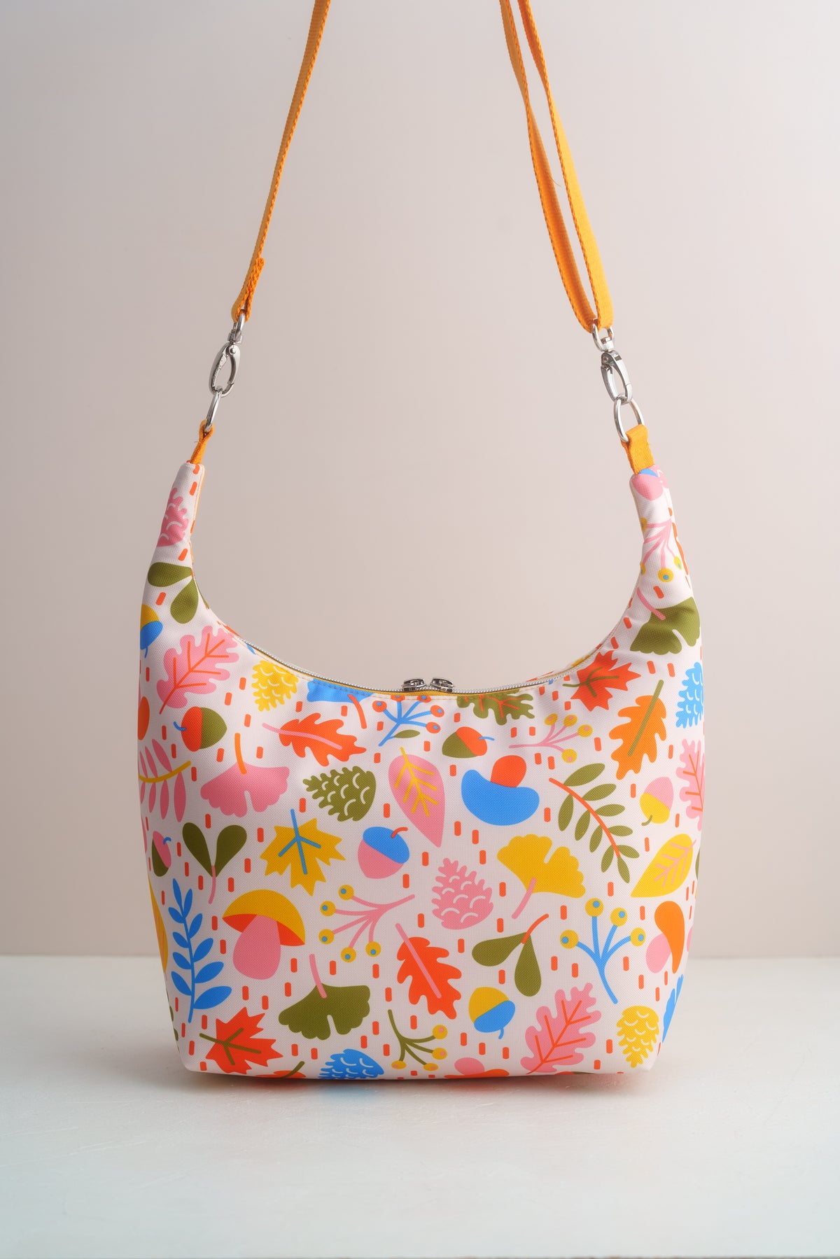 Umhängetasche Herbstmuster bunt – Crossbody Bag mit Blättern und Pilzen - Oh la Lissi