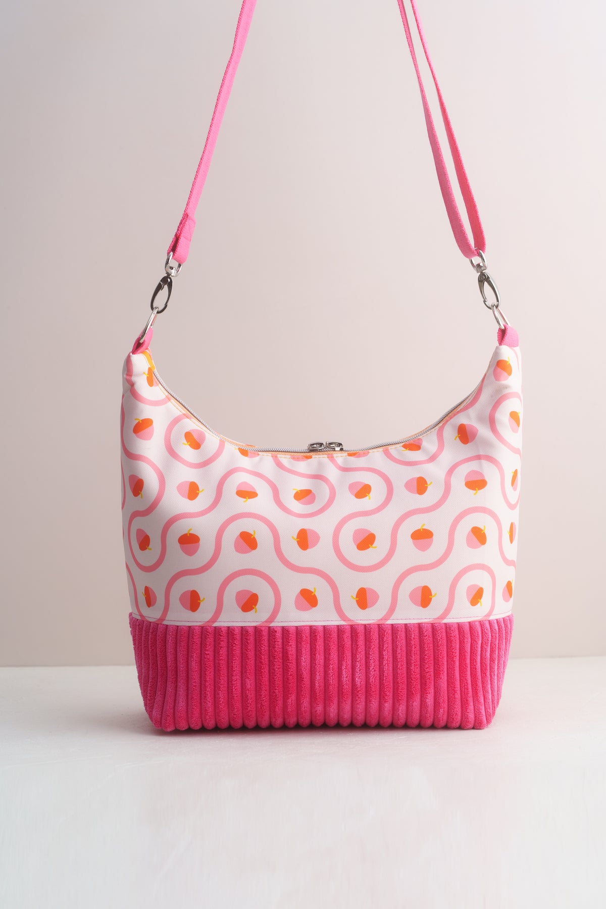 Umhängetasche "Herbsteicheln" Pink – Hobo Bag aus Cord und Outdoorstoff - Oh la Lissi
