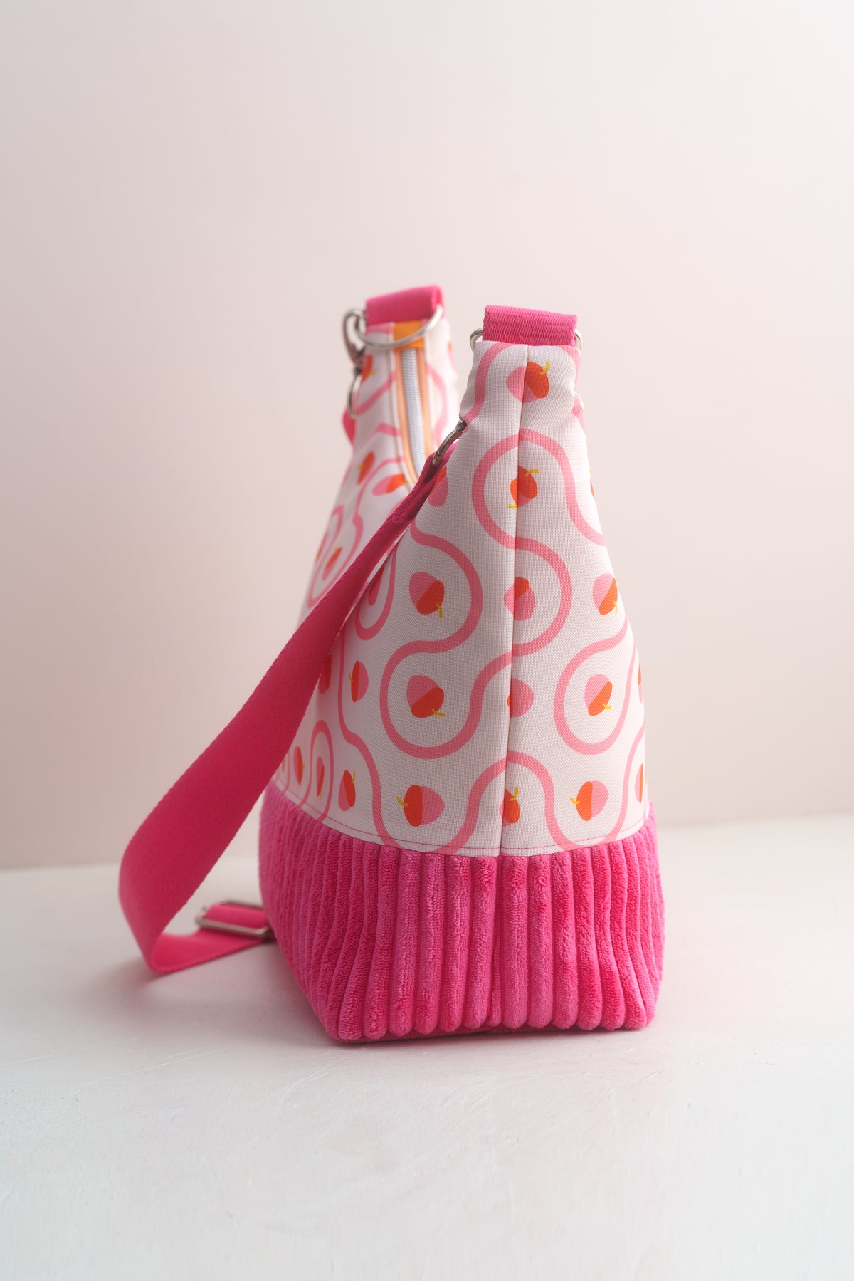 Umhängetasche "Herbsteicheln" Pink – Hobo Bag aus Cord und Outdoorstoff - Oh la Lissi