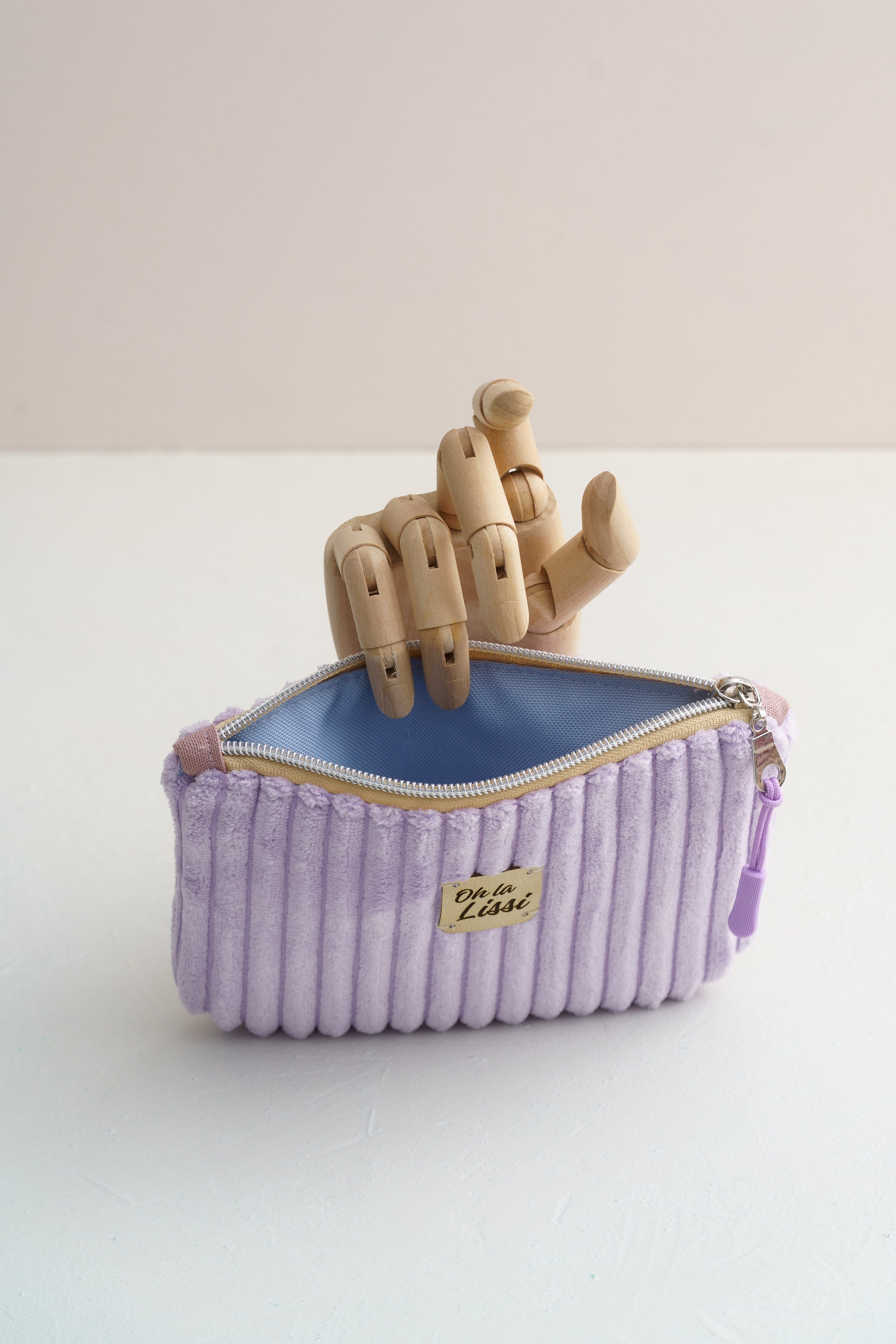Handgemachte Kosmetiktasche aus lila Cord
