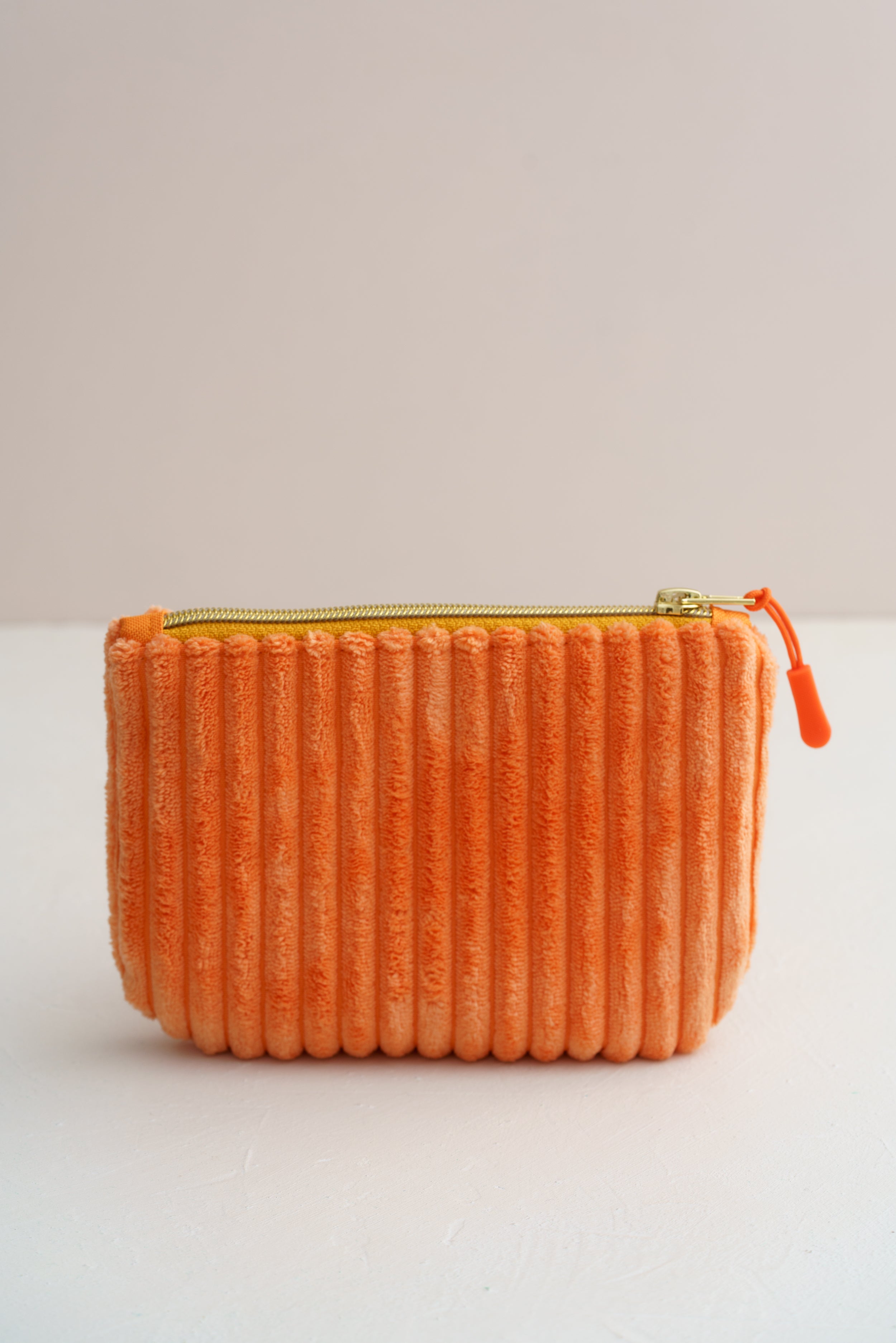 Handgemachte Kosmetiktasche aus orangefarbenem Cord