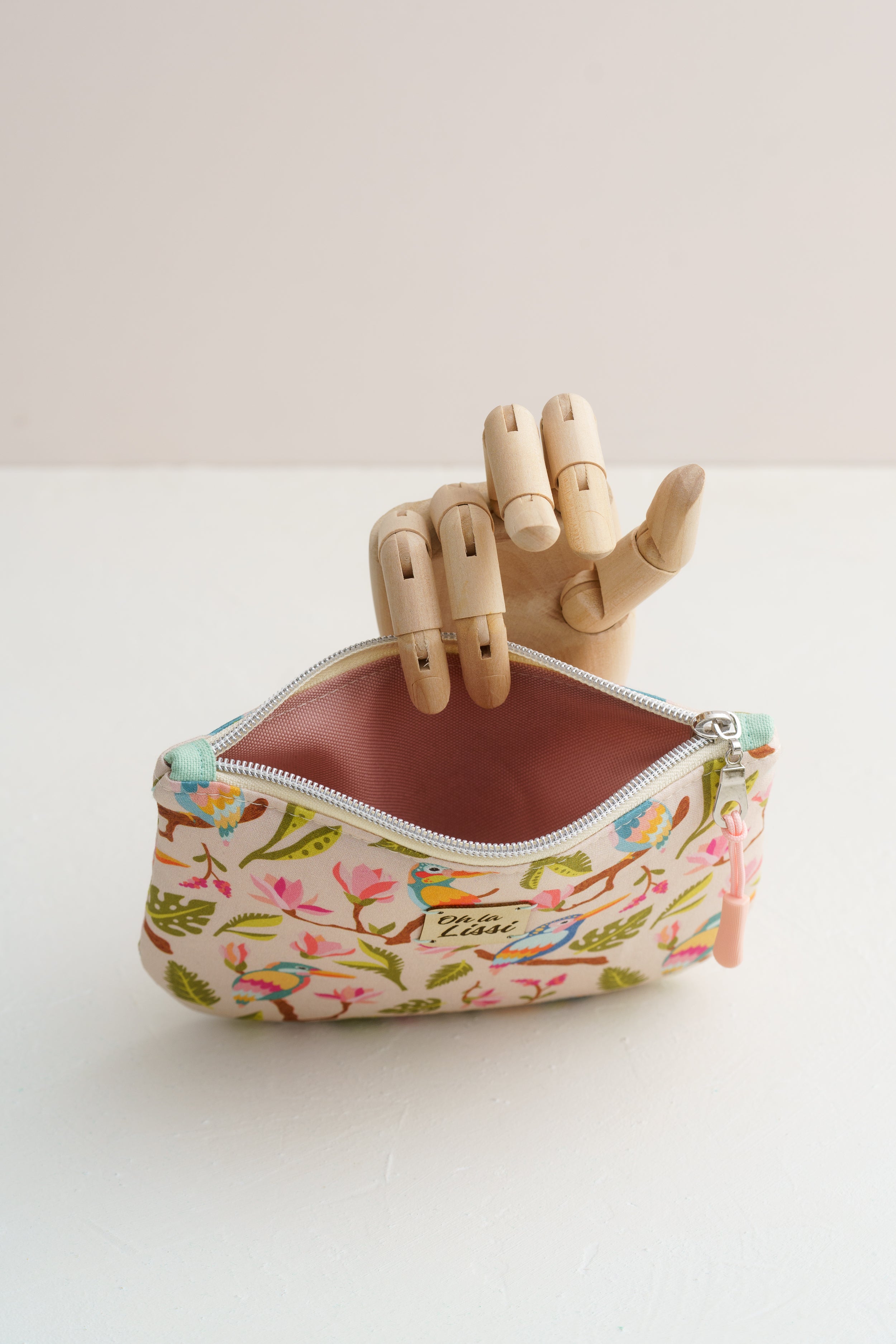 Kosmetiktasche mit Eisvögeln und Magnolien offen