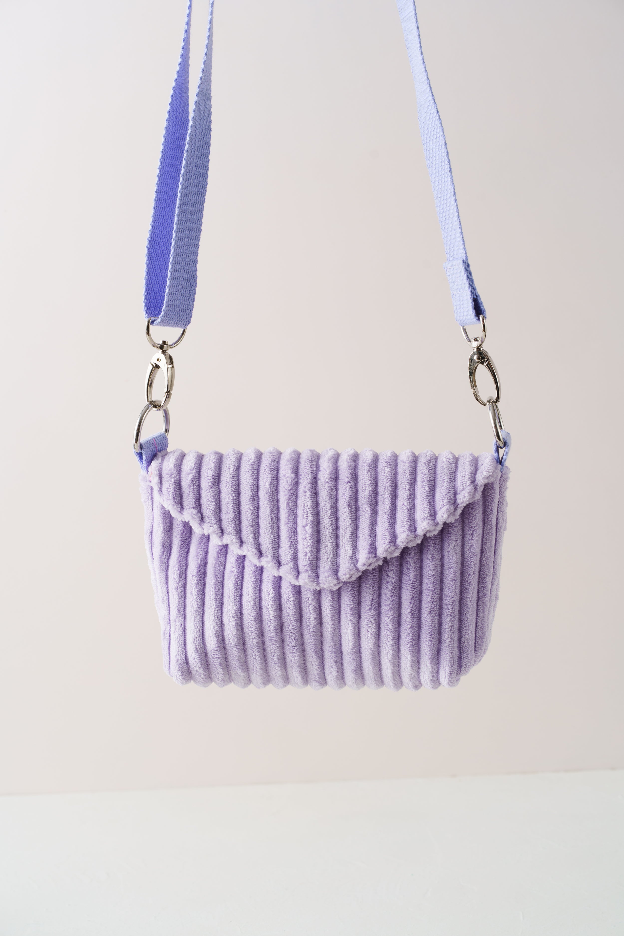 Pouch Crossbody Bag aus fliederfarbenem Cord