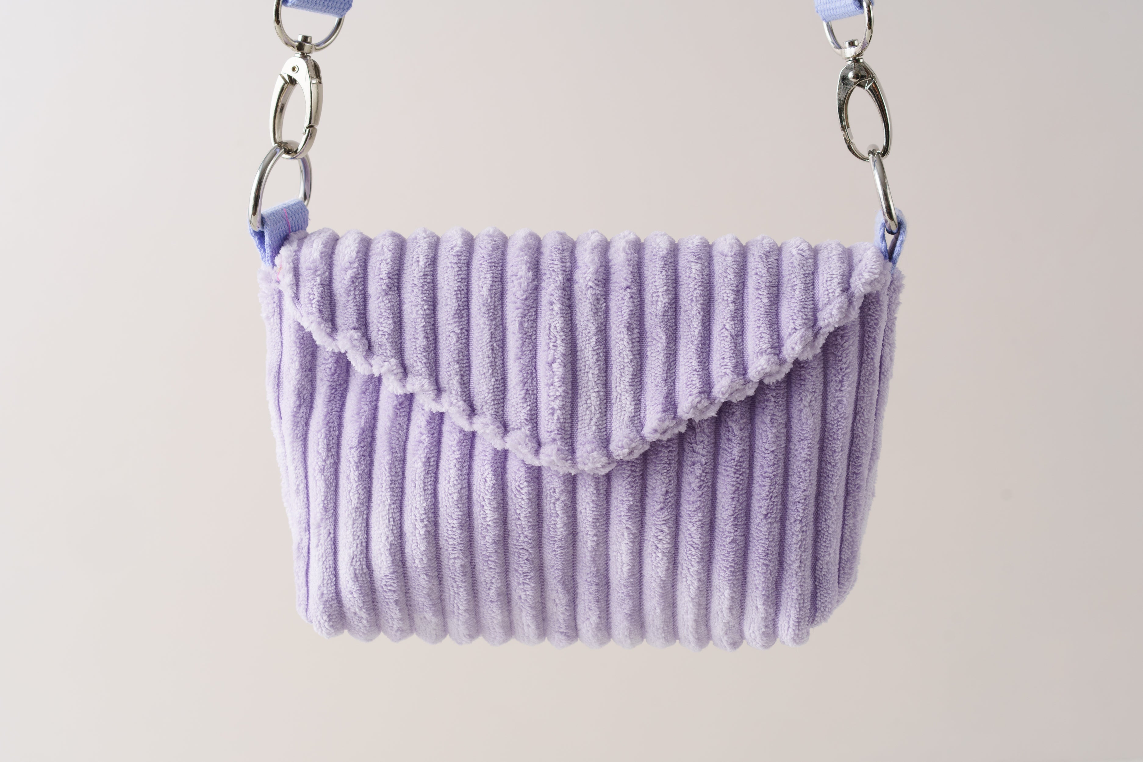 Pouch Crossbody Bag aus fliederfarbenem Cord