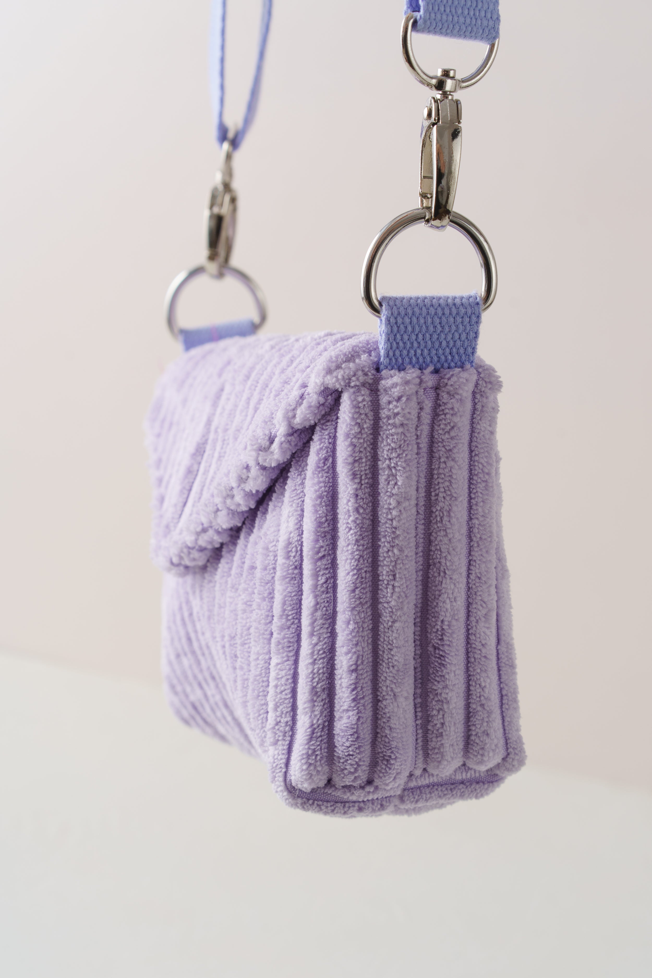 Pouch Crossbody Bag aus fliederfarbenem Cord