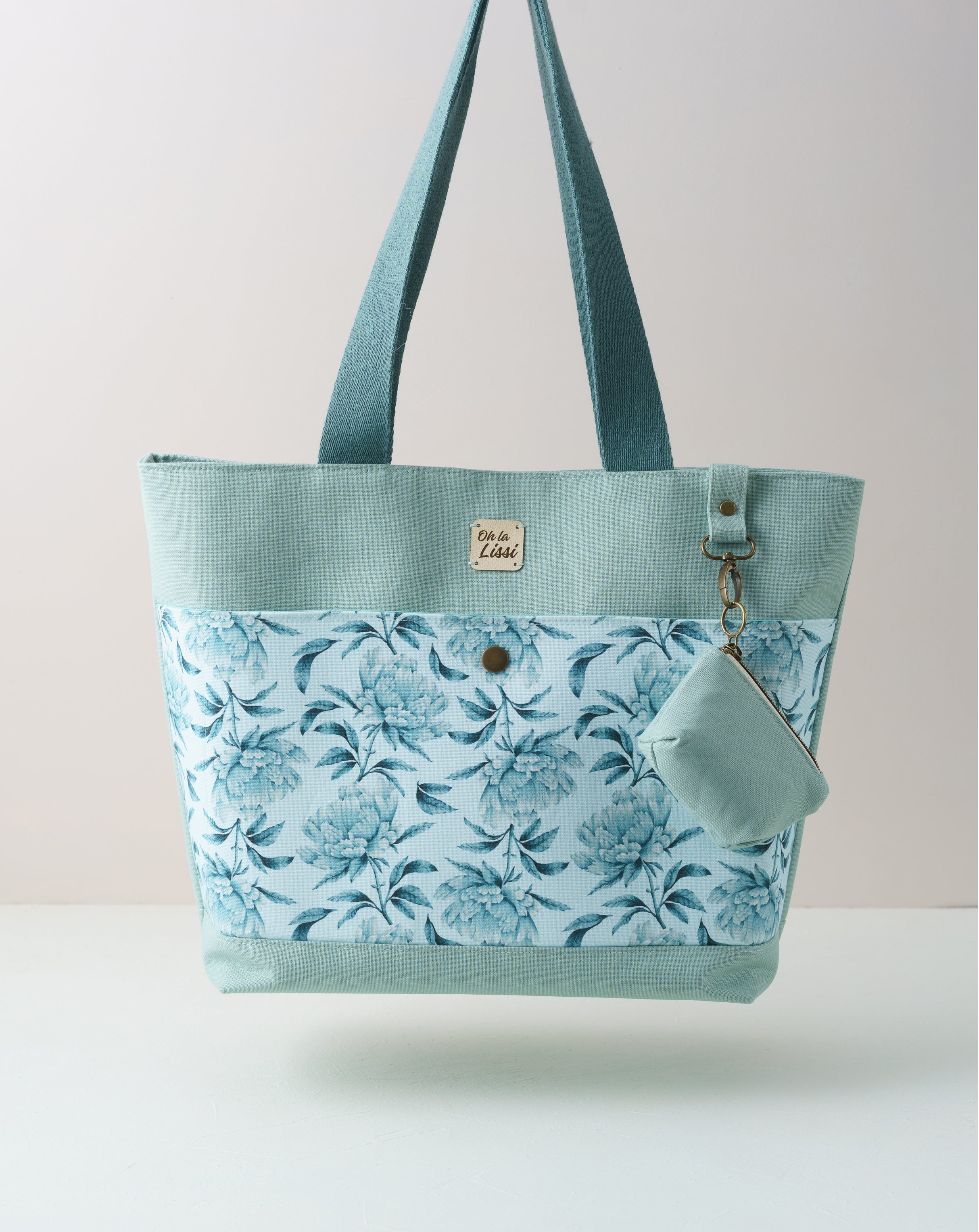Türkiser Shopper mit Pfingstrosenmuster und Taschenbaumler
