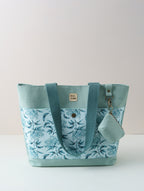 Türkiser Shopper mit Pfingstrosenmuster und Taschenbaumler