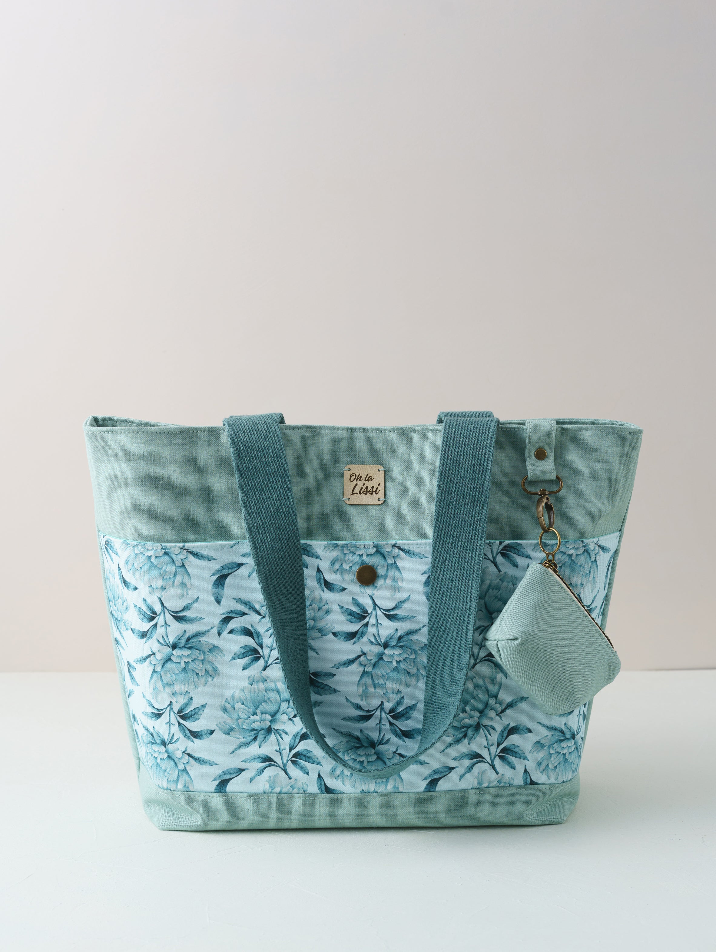 Türkiser Shopper mit Pfingstrosenmuster und Taschenbaumler