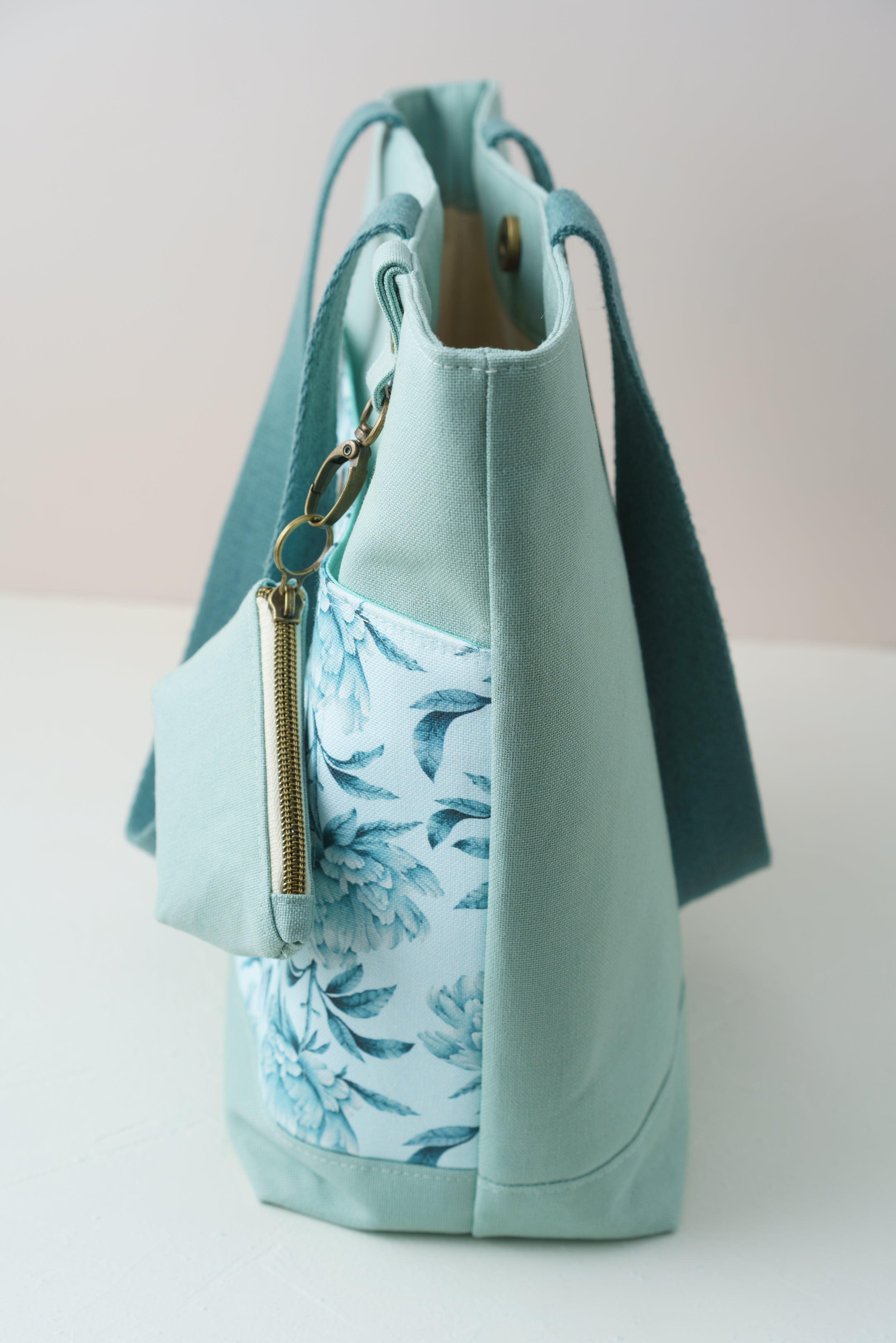 Türkiser Shopper mit Pfingstrosenmuster und Taschenbaumler