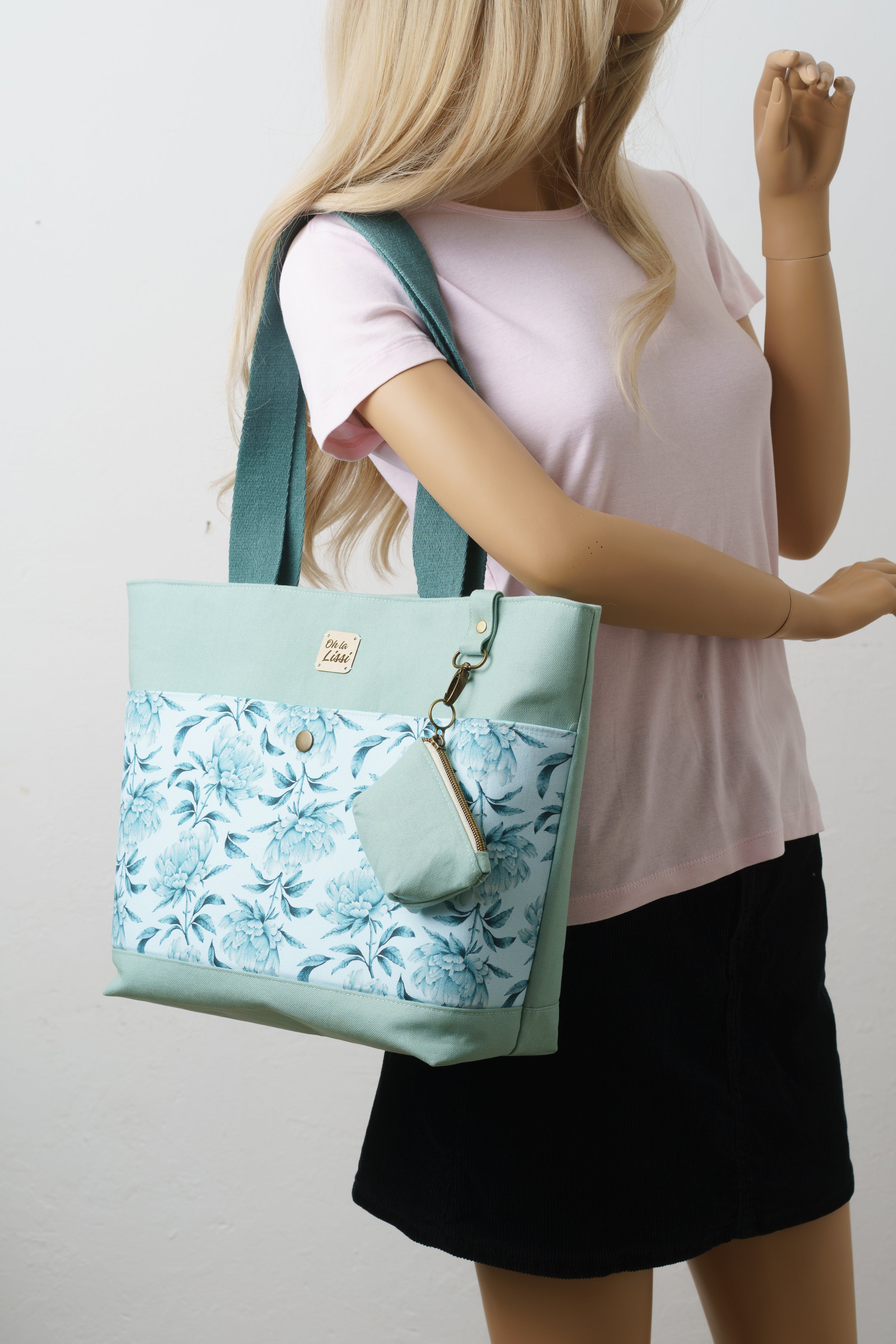 Türkiser Shopper mit Pfingstrosenmuster und Taschenbaumler