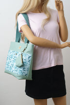 Türkiser Shopper mit Pfingstrosenmuster und Taschenbaumler