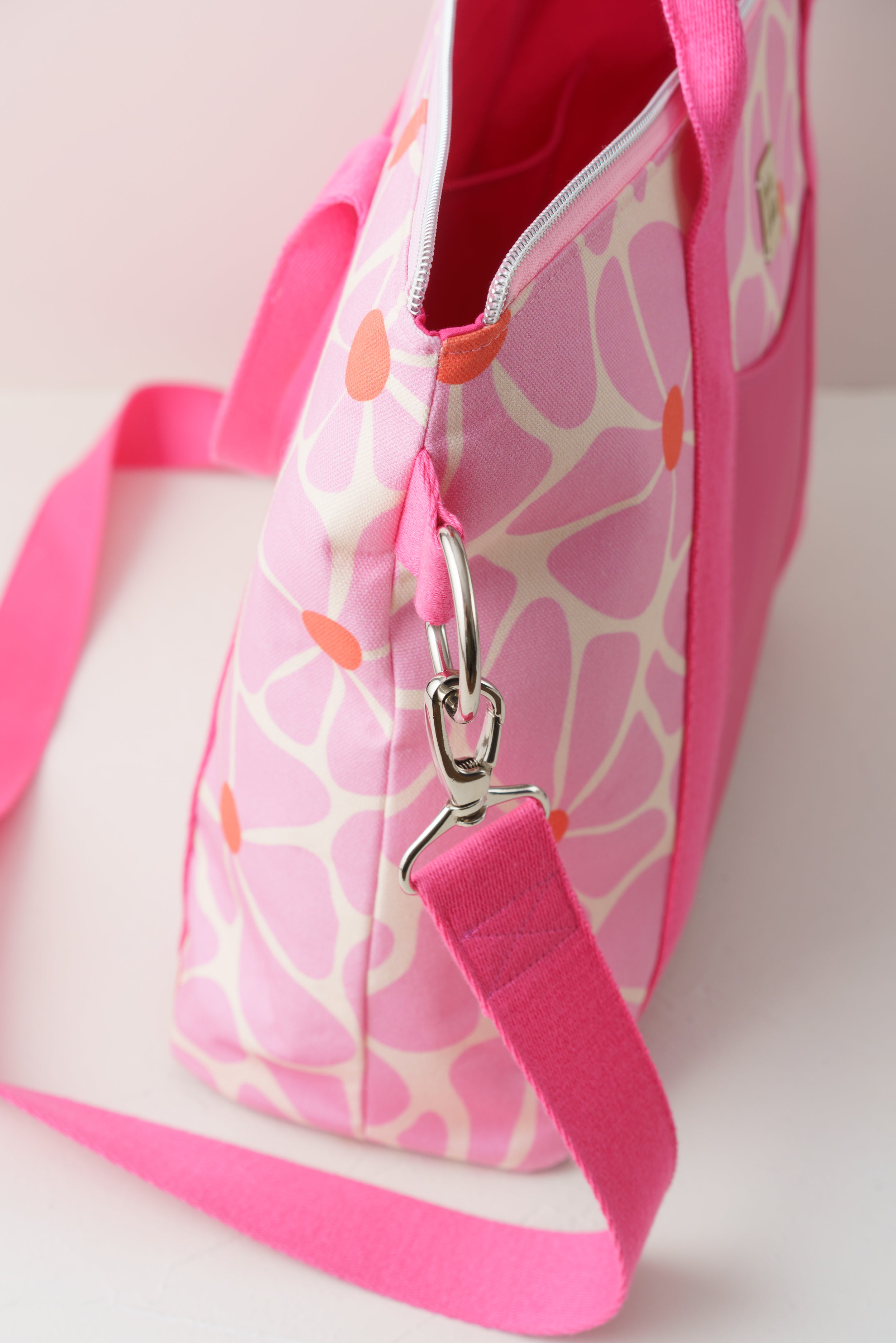 Großer Shopper Crossbody Bag mit Retro Blumen in Rosa und Orange