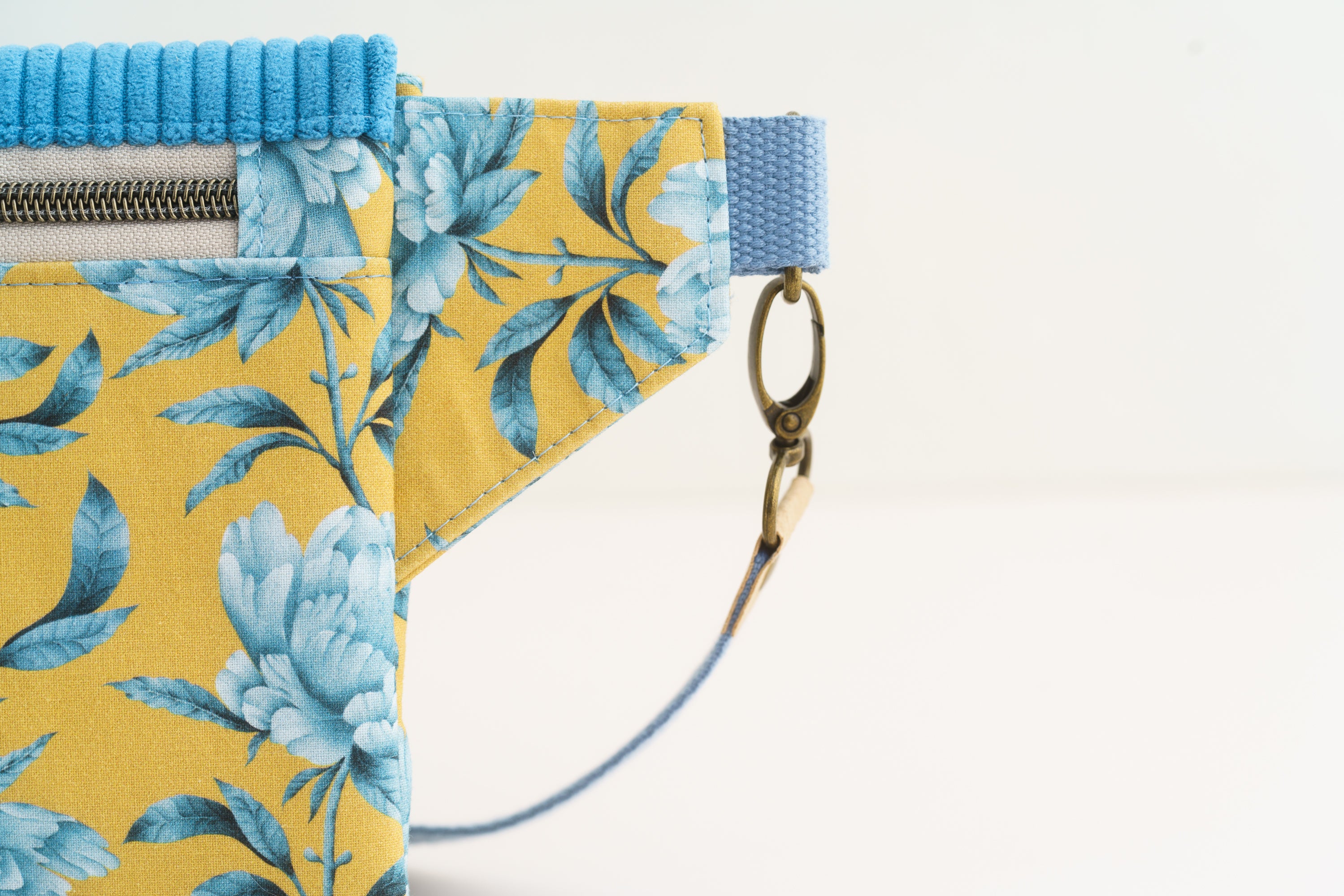 Crossbody Tasche Pfingstrosen Senfgelb Blau mit Bienenverschluss