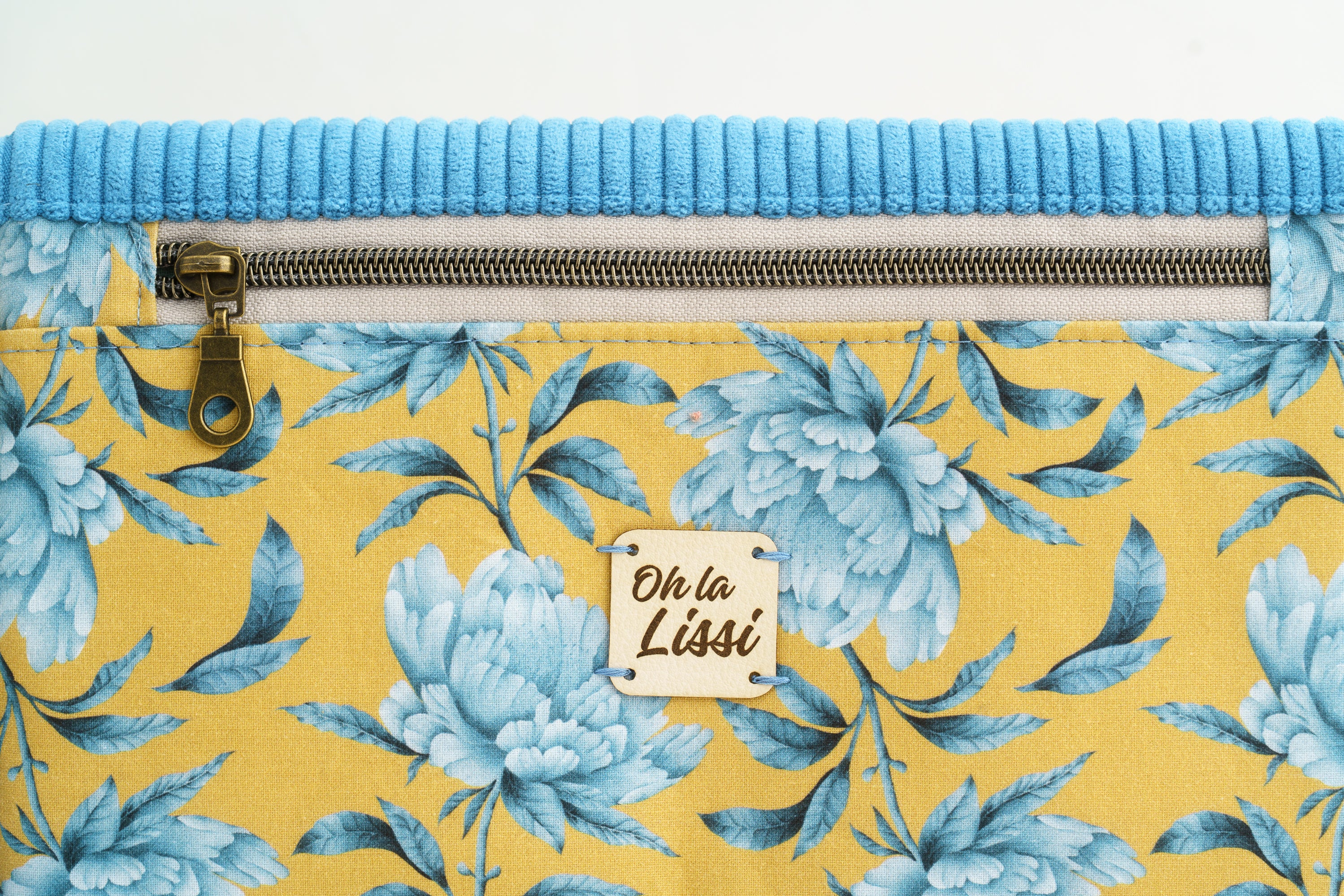 Crossbody Tasche Pfingstrosen Senfgelb Blau mit Bienenverschluss