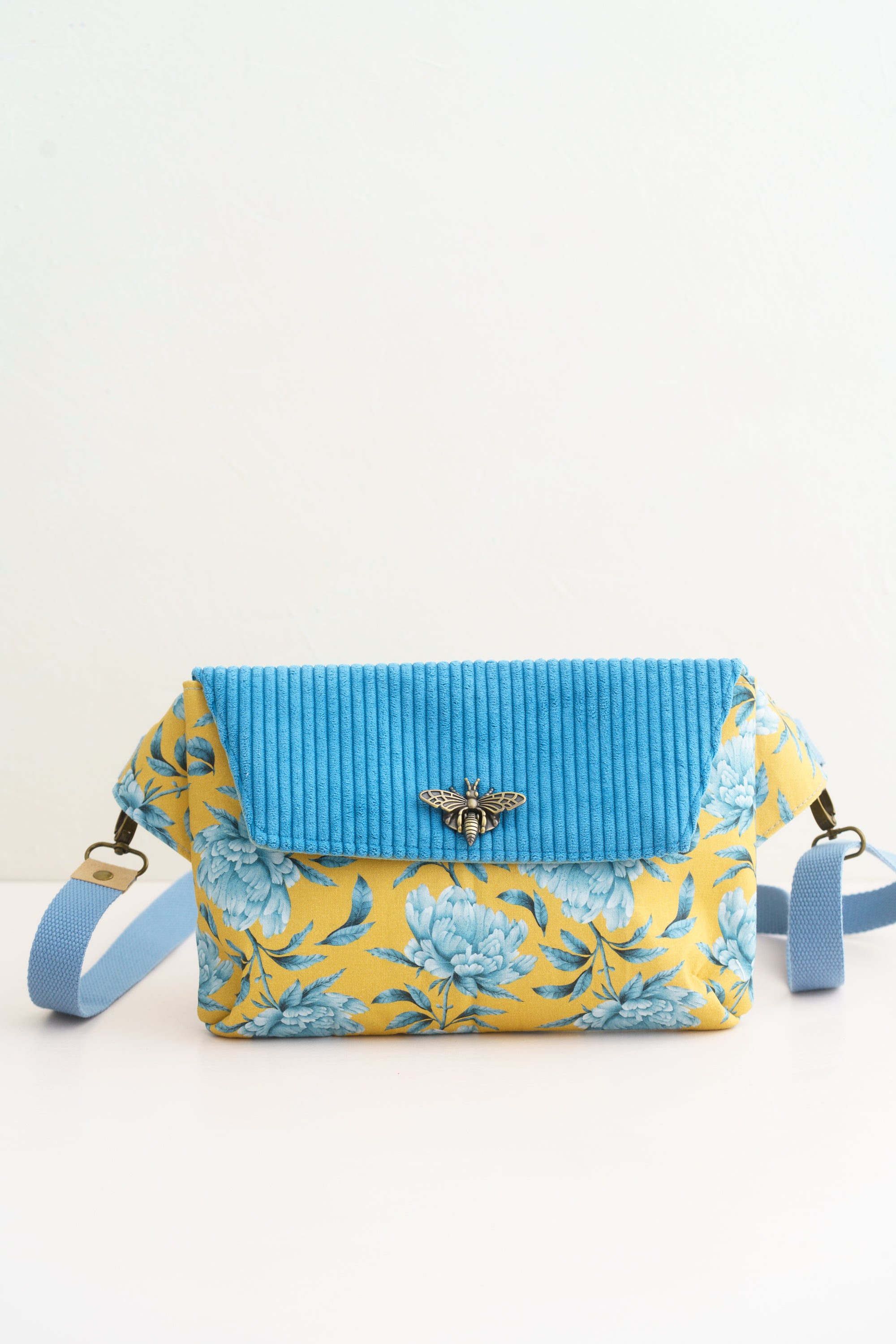 Crossbody Tasche Pfingstrosen Senfgelb Blau mit Bienenverschluss