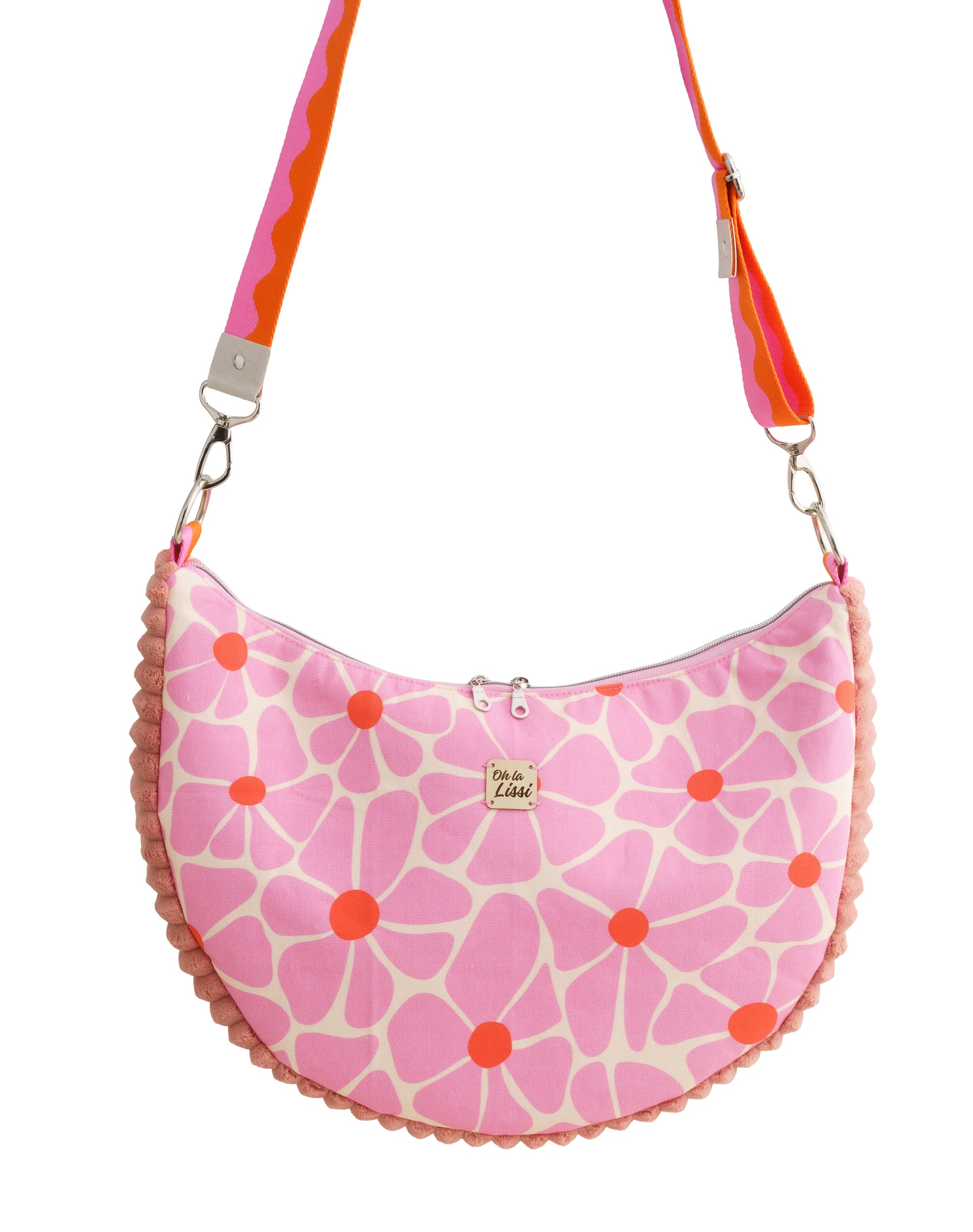 Handgemachte Schultertasche für Damen aus Baumwollstoff mit rosa Blumenmuster und orangefarbenen Details, halbmondförmige Tasche mit Reißverschluss und breitem Gurt.
