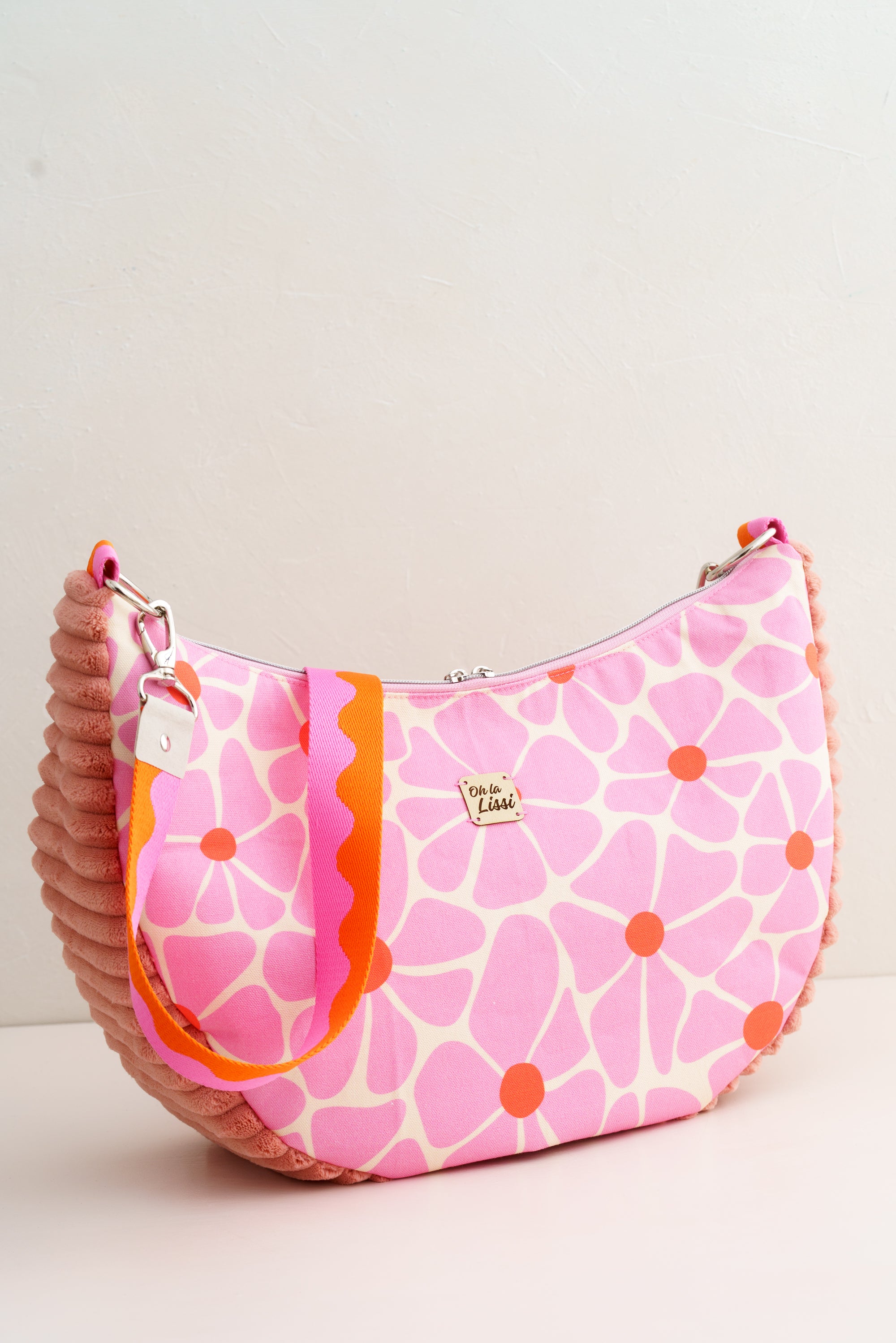 Handgenähte Damen Schultertasche mit rosa Retro-Blumenmuster, halbmondförmige Handtasche aus Stoff mit breitem Schultergurt und Reißverschluss.