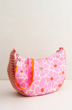 Handgenähte Damen Schultertasche mit rosa Retro-Blumenmuster, halbmondförmige Handtasche aus Stoff mit breitem Schultergurt und Reißverschluss.