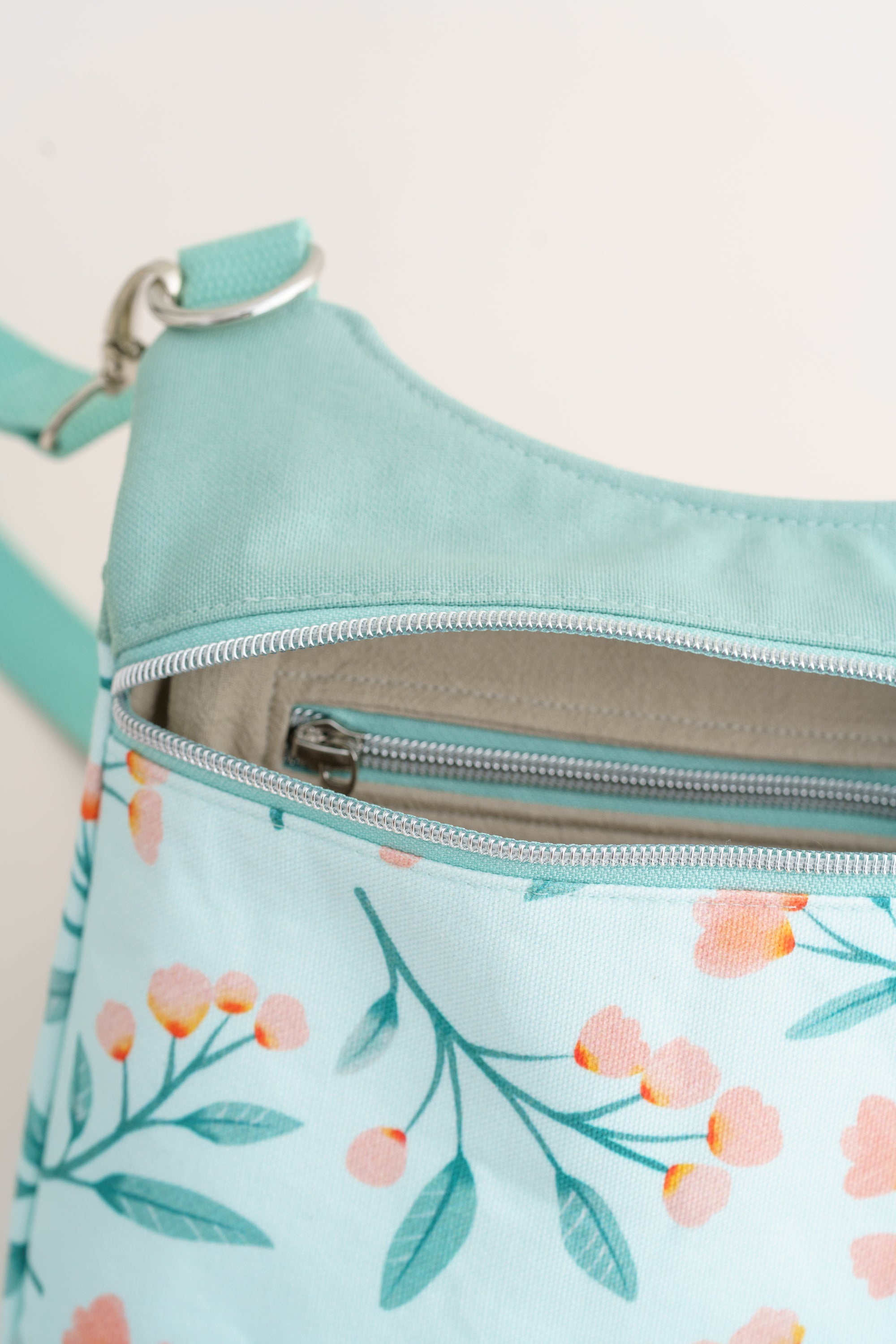 Crossbody Tasche mit Blütenmuster in Mint und rosa