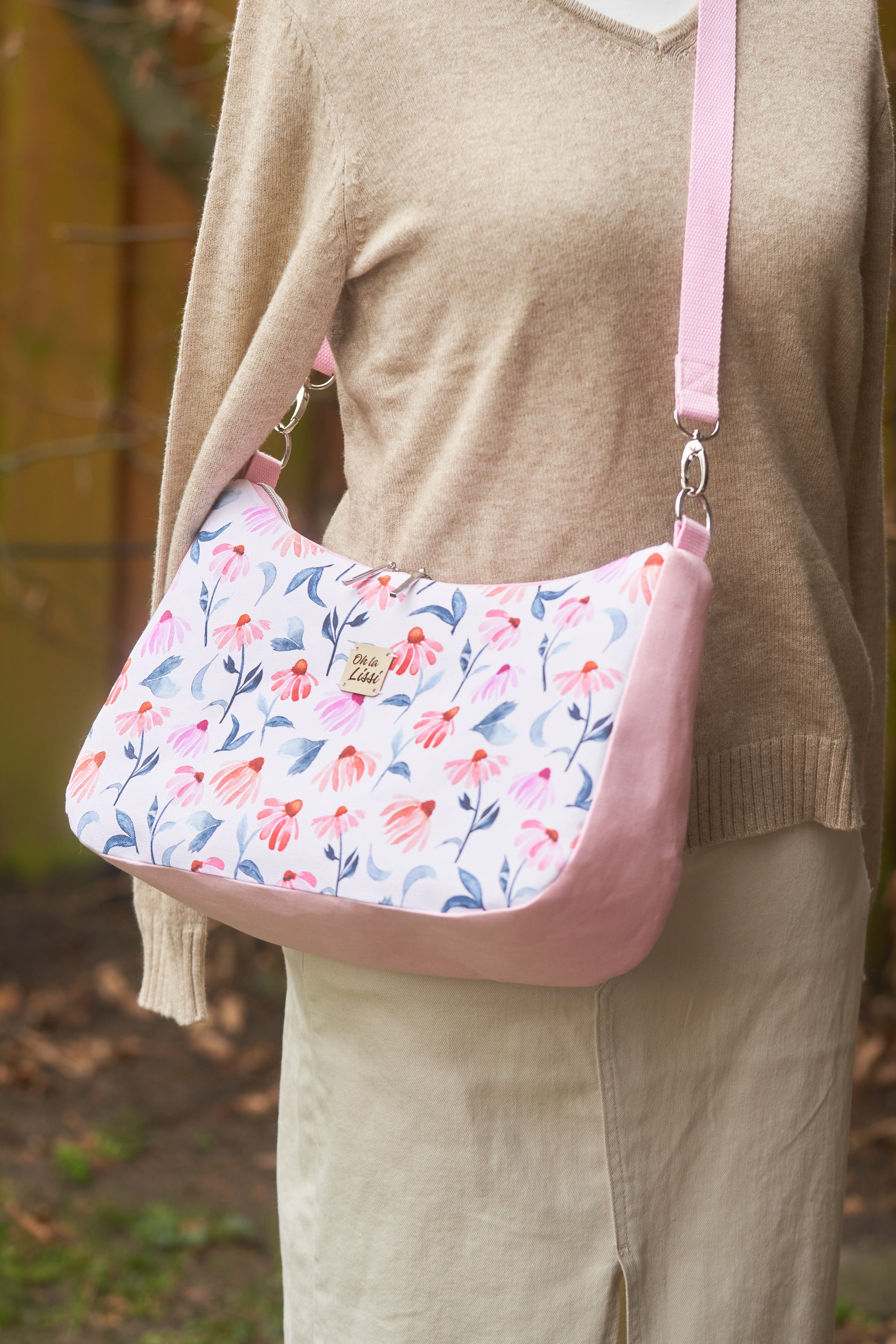 Umhängetasche rosa mit Wildblumen Aquarell – Crossbody Tasche aus Baumwollcanvas tragebild