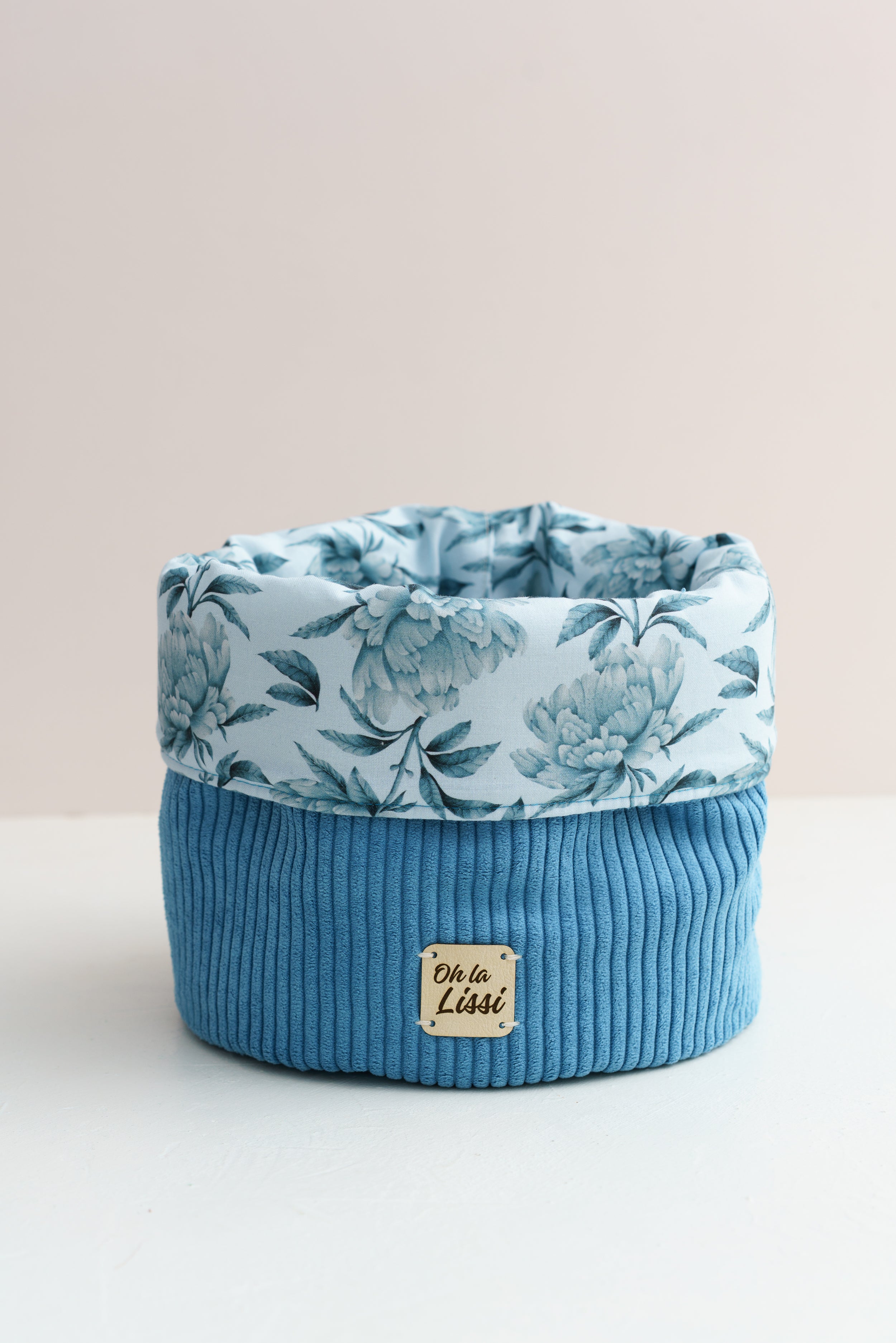 Handgenähtes Utensilio aus Cord mit Pfingstrosen-Muster – Blaues Stoffkörbchen
