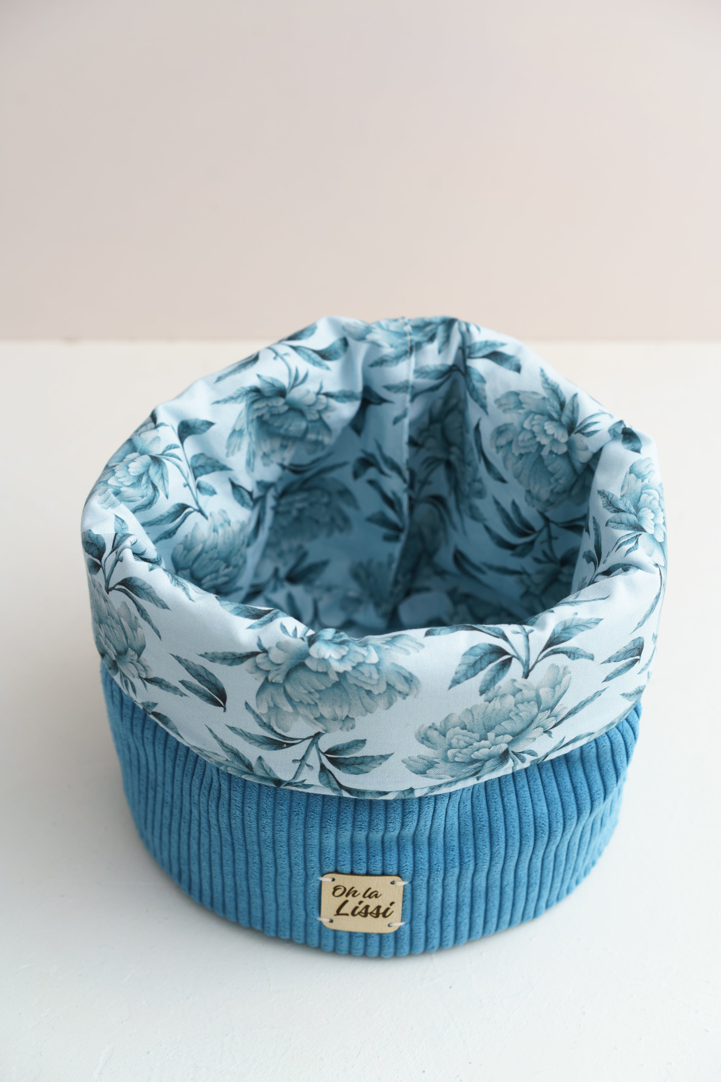 Handgenähtes Utensilio aus Cord mit Pfingstrosen-Muster – Blaues Stoffkörbchen